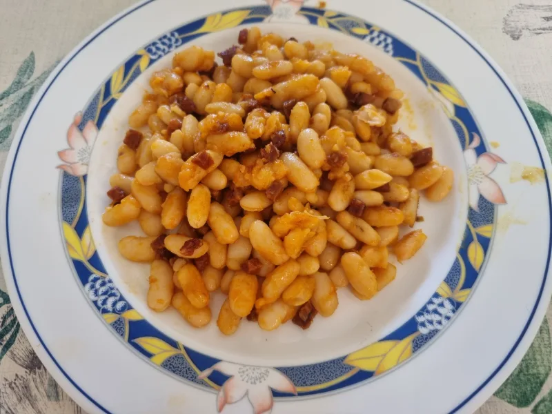 Alubias con sobrasada y chorizo para conquistar la mesa