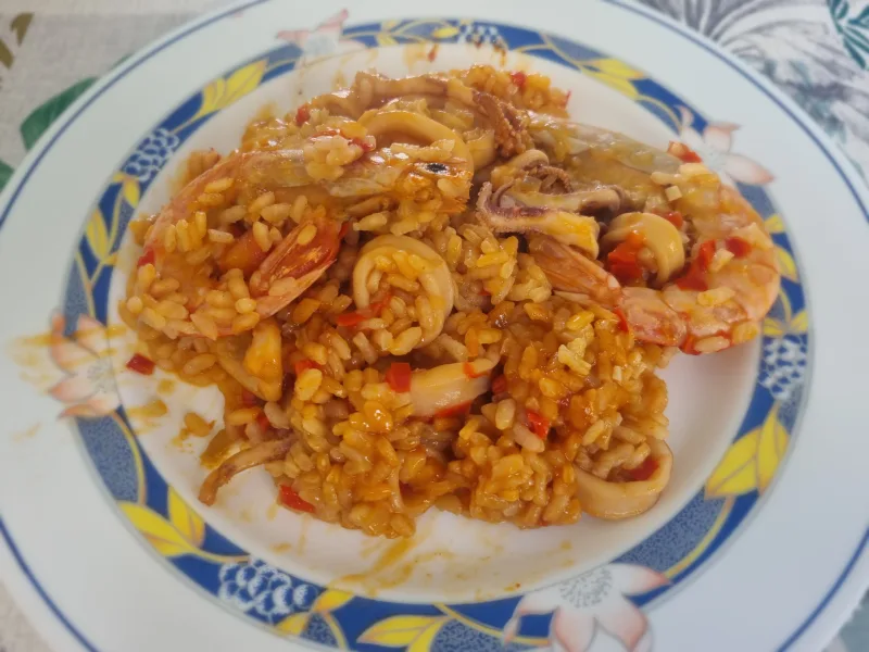 Arroz con calamares y gambas al punto, jugoso y lleno de mar