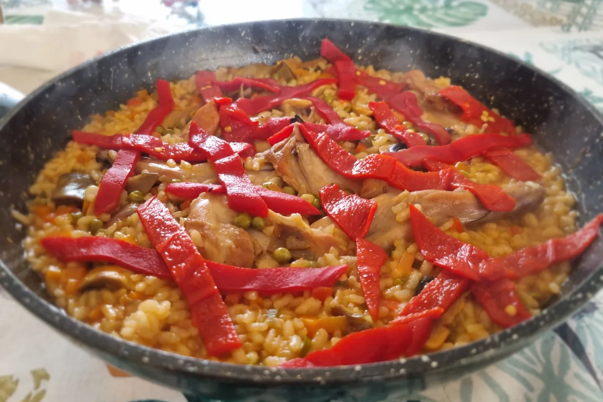Arroz con conejo y verduras de temporada, meloso y lleno de aroma