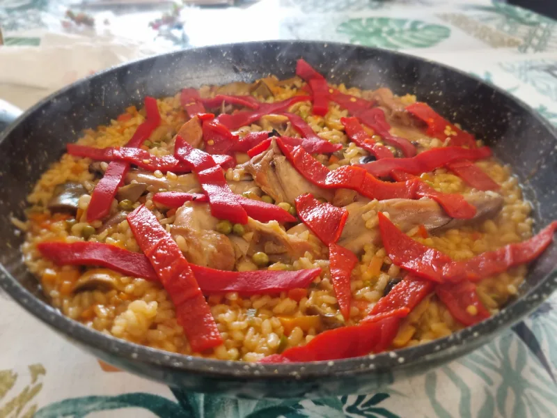 Arroz con conejo y verduras de temporada, meloso y lleno de aroma