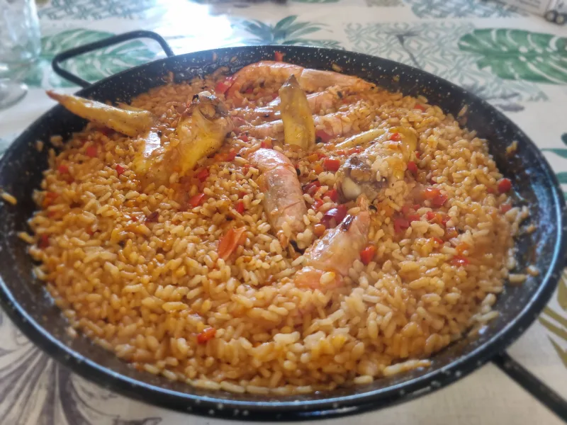 Arroz con pollo y gambas, meloso y sabroso