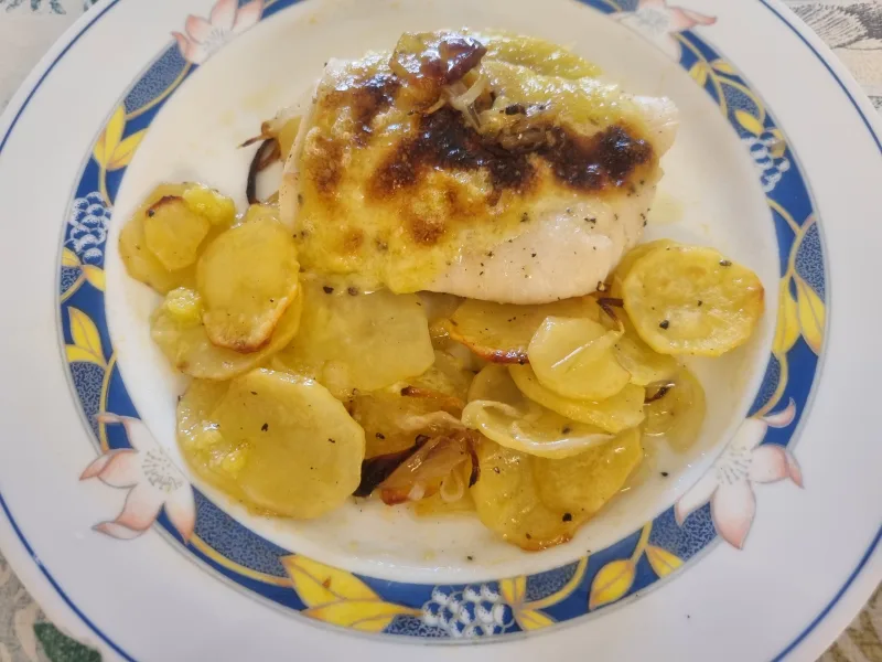 Bacalao con allioli gratinado sobre patatas panadera