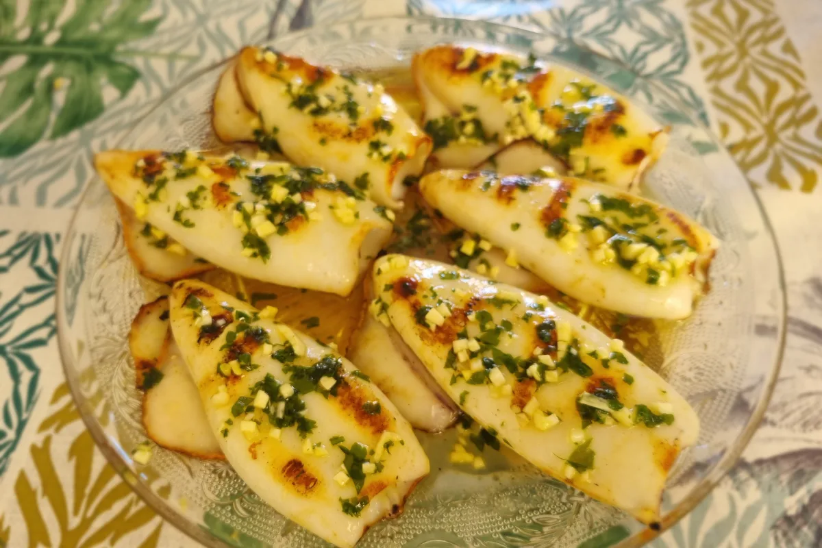 Calamares a la plancha tiernos con ajo y perejil