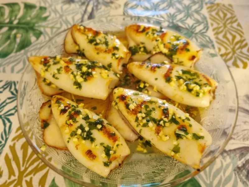 Calamares a la plancha tiernos con ajo y perejil