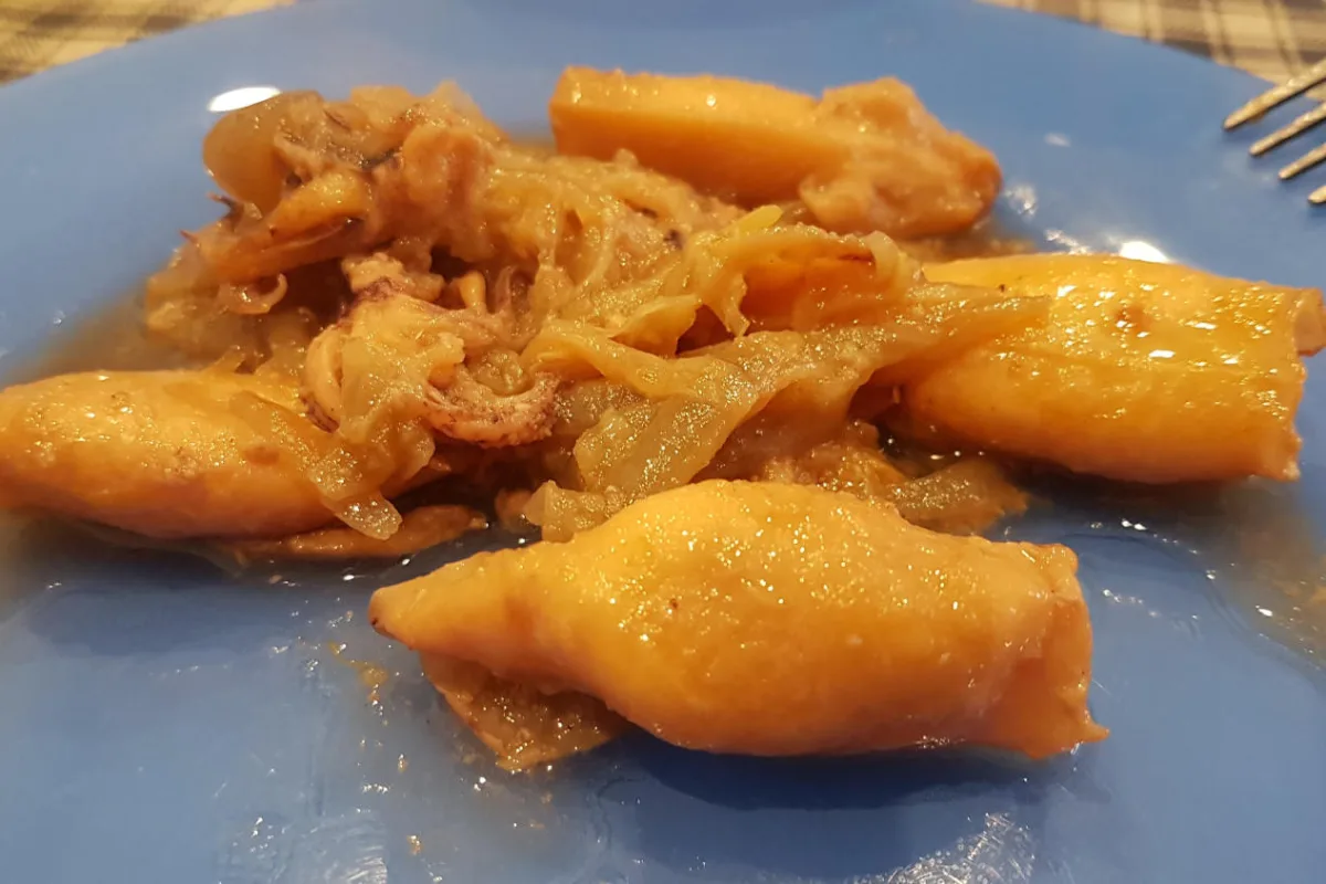 Calamares encebollados: guiso marinero con salsa melosa