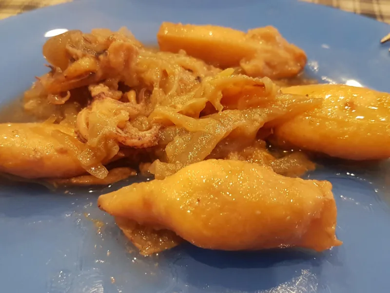 Calamares encebollados: guiso marinero con salsa melosa