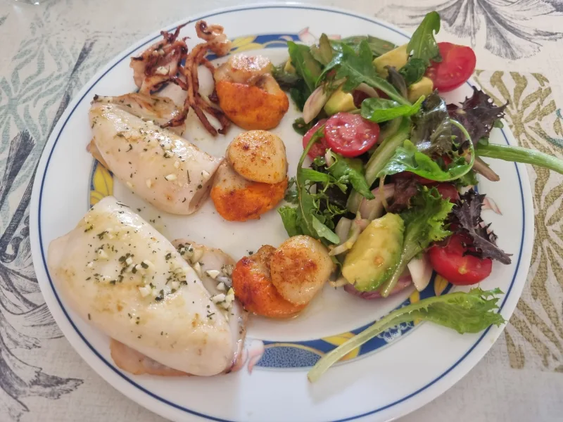 Calamares y coquillas a la plancha con ensalada