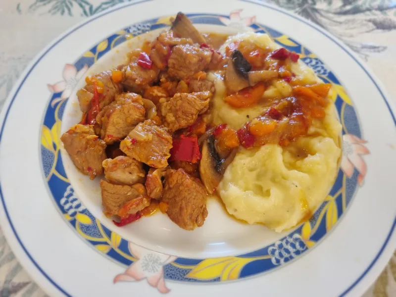 Carne guisada con puré de patatas, tierna y con salsa