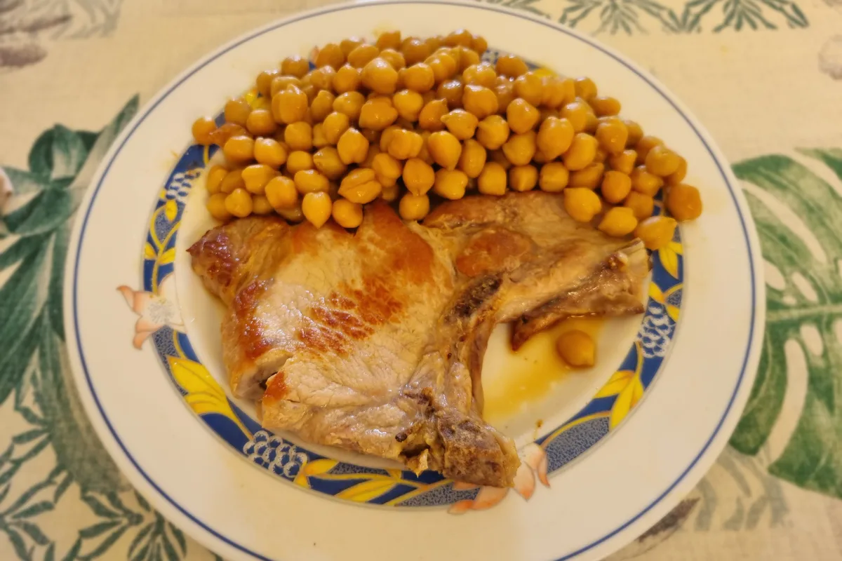 Chuleta de cerdo con garbanzos: rápida y sabrosa