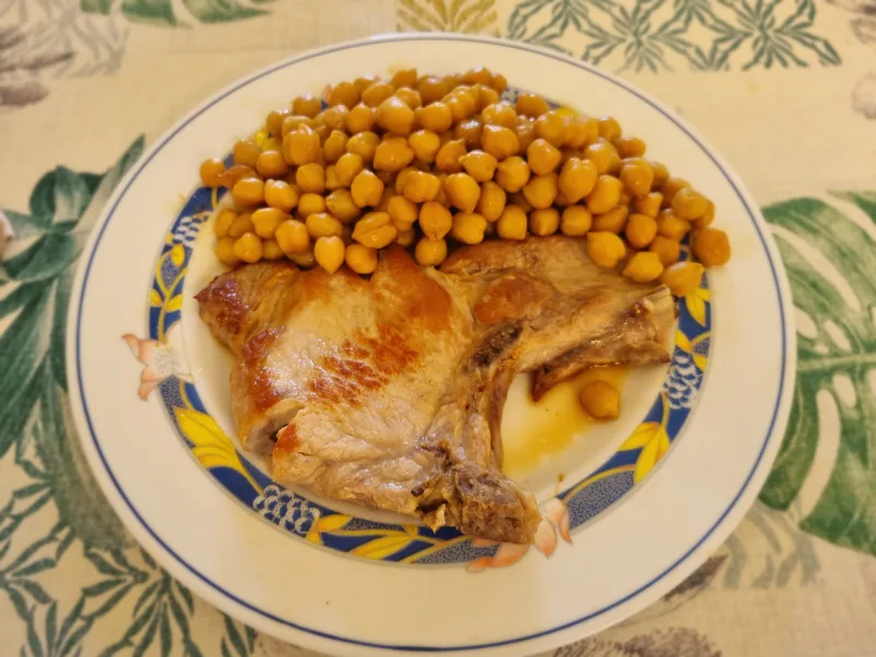Chuleta de cerdo con garbanzos: rápida y sabrosa