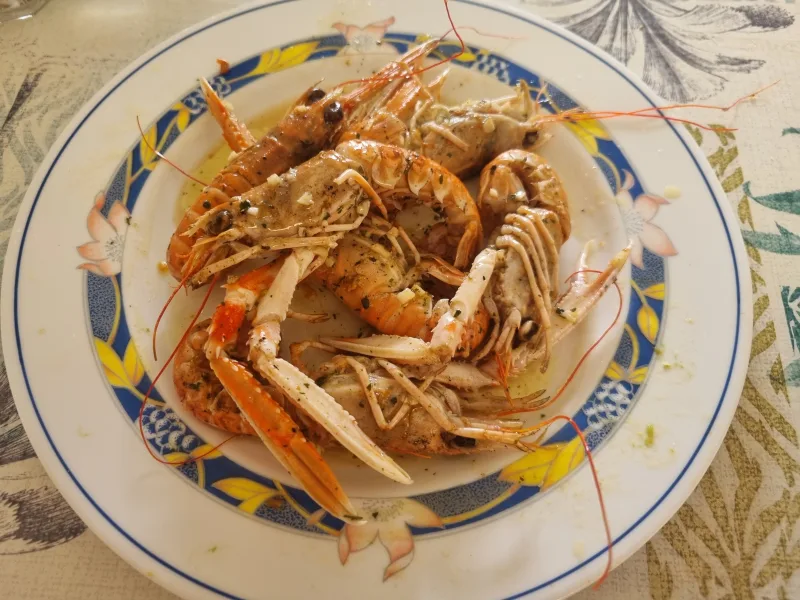 Cigalas con ajo y perejil: marisco salteado al punto en minutos