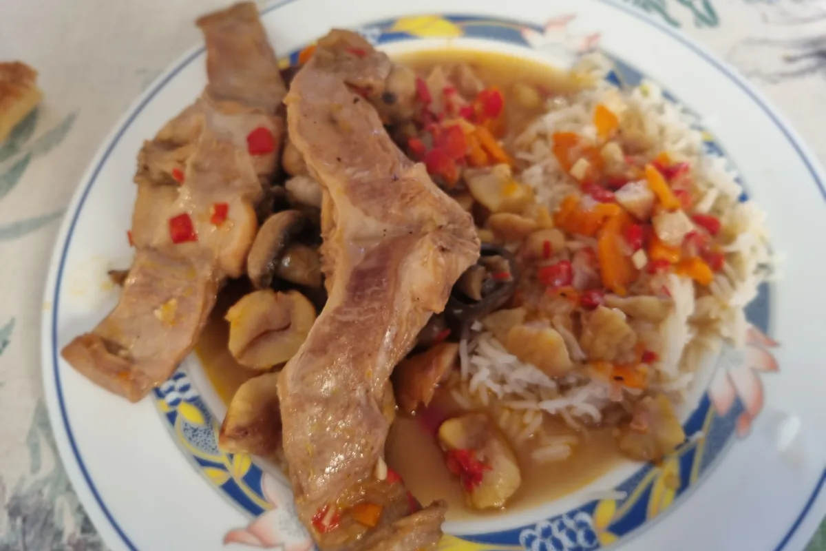 Conejo con castañas y champiñones