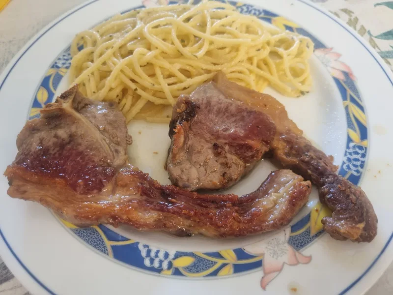 Costillas de cordero con espaguetis al ajo y perejil