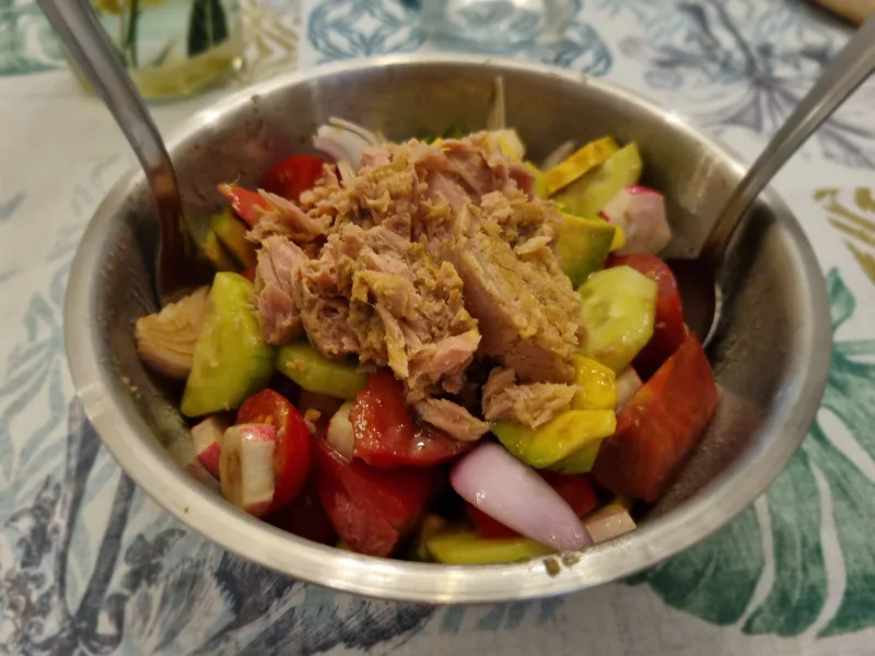 Ensalada de atún con tomate, pepino y rabanitos