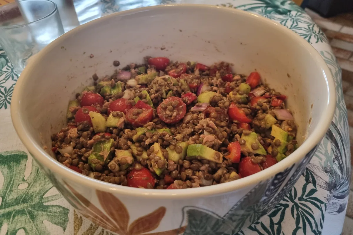 Ensalada de lentejas con atún: fresca, saciante y veraniega
