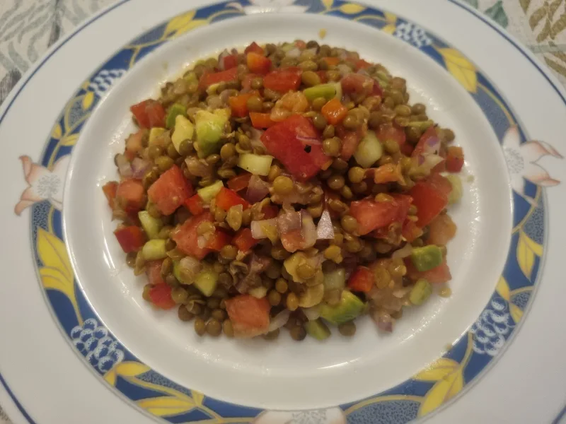 Ensalada de lentejas con salmón y aguacate