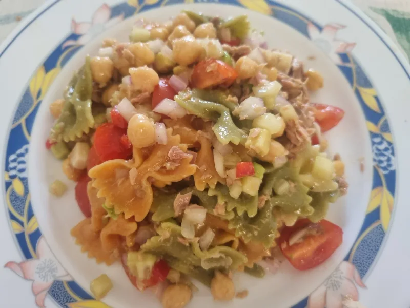 Ensalada de pasta con garbanzos y atún para días de calor