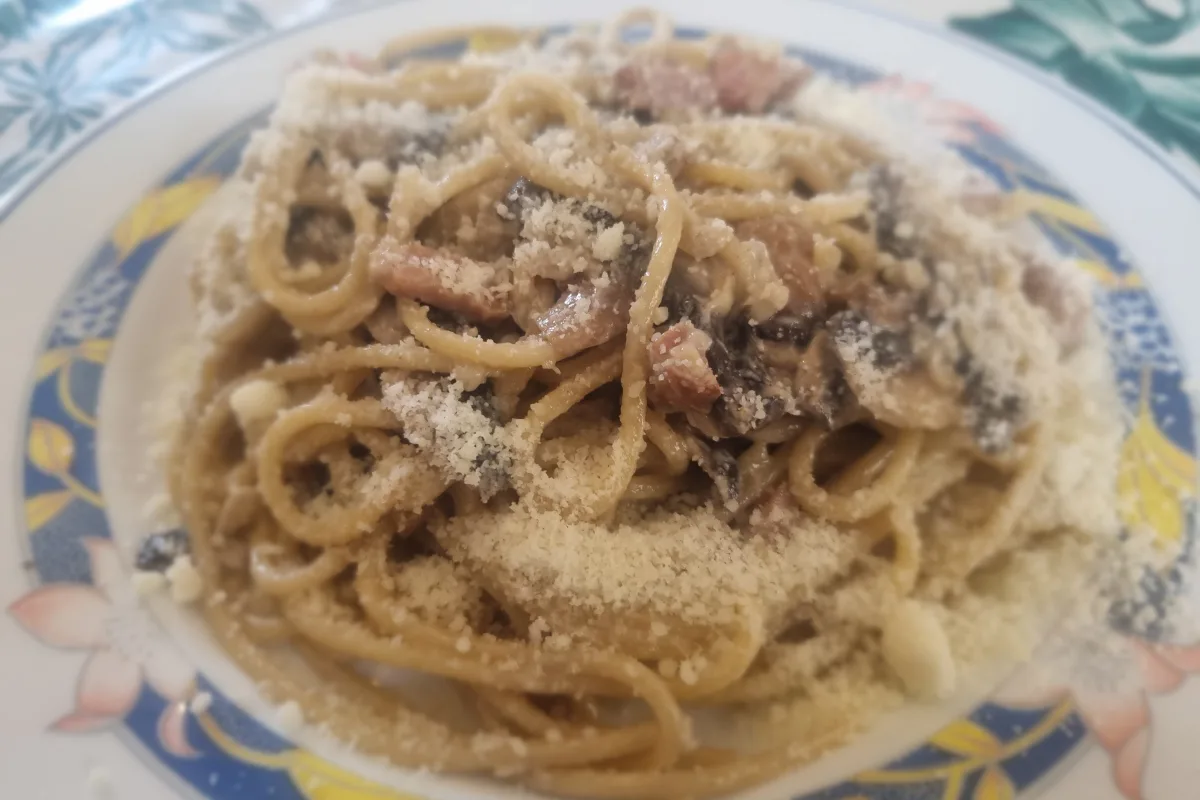 Espaguetis a la falsa carbonara: cremosos y fáciles
