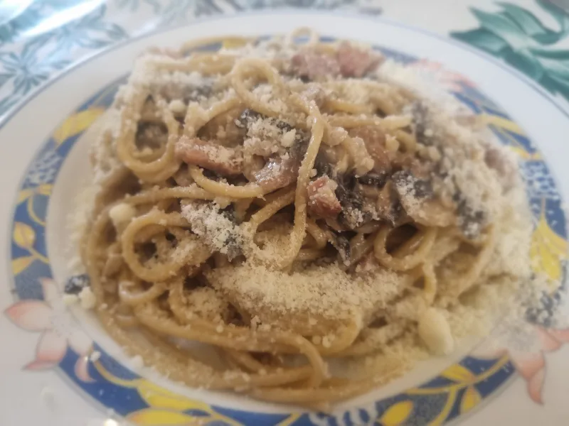 Espaguetis a la falsa carbonara: cremosos y fáciles