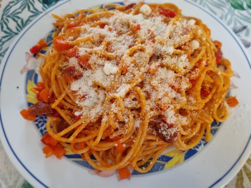 Espaguetis con chorizo y pecorino: pasta intensa y fácil