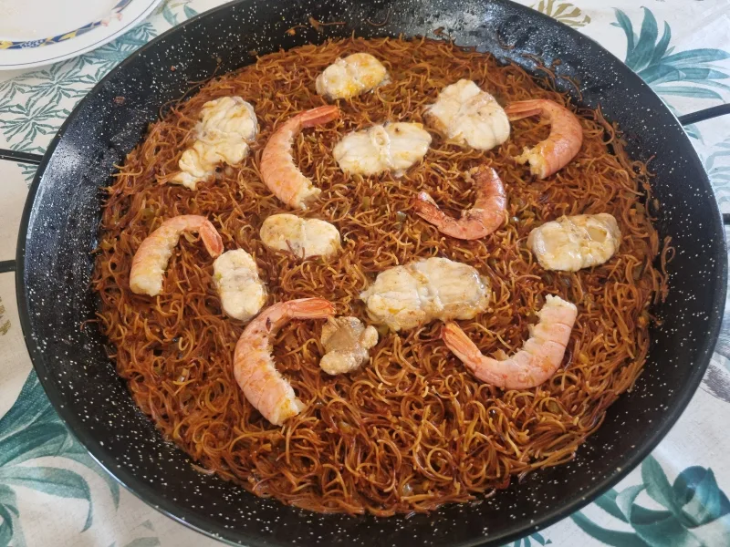 Fideuá de rape y gambas, sabroso y veraniego