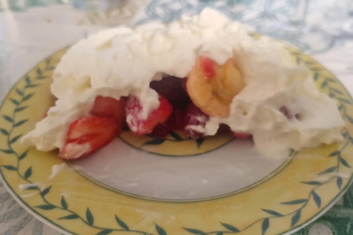 Fresas y plátano con nata: una combinación sencilla y deliciosa