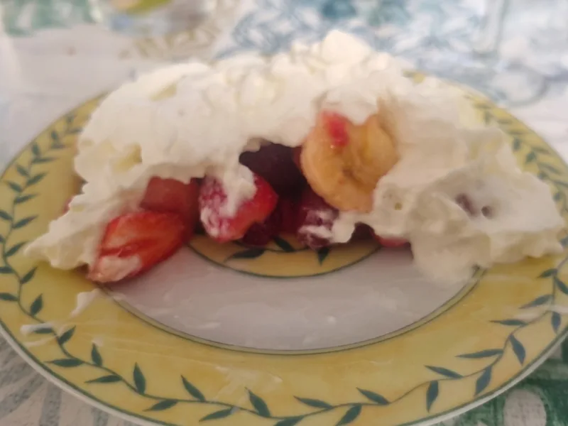 Fresas y plátano con nata: una combinación sencilla y deliciosa