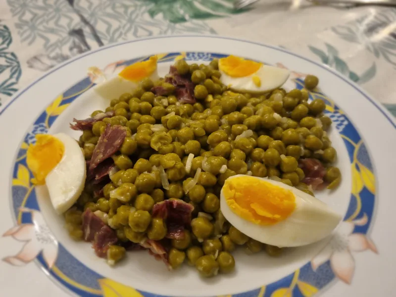Guisantes con jamón y huevo, el plato sencillo que resuelve la comida