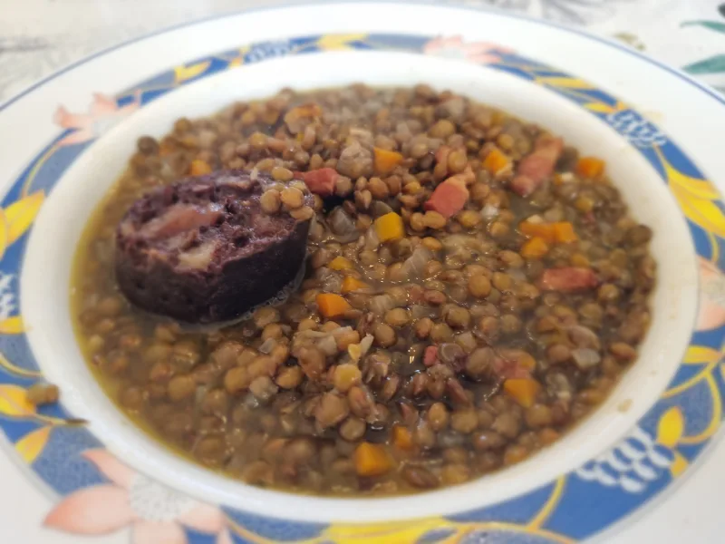 Lentejas con butifarra negra al fuego lento, receta tradicional
