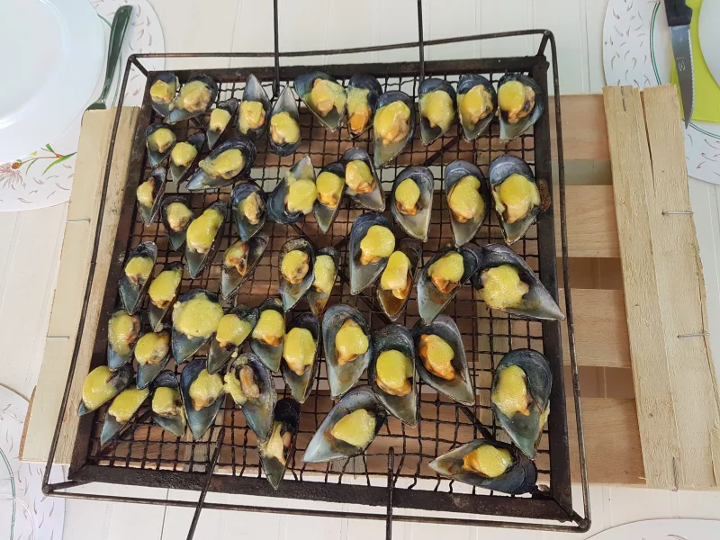 Mejillones a la brasa con alioli y toque gratinado