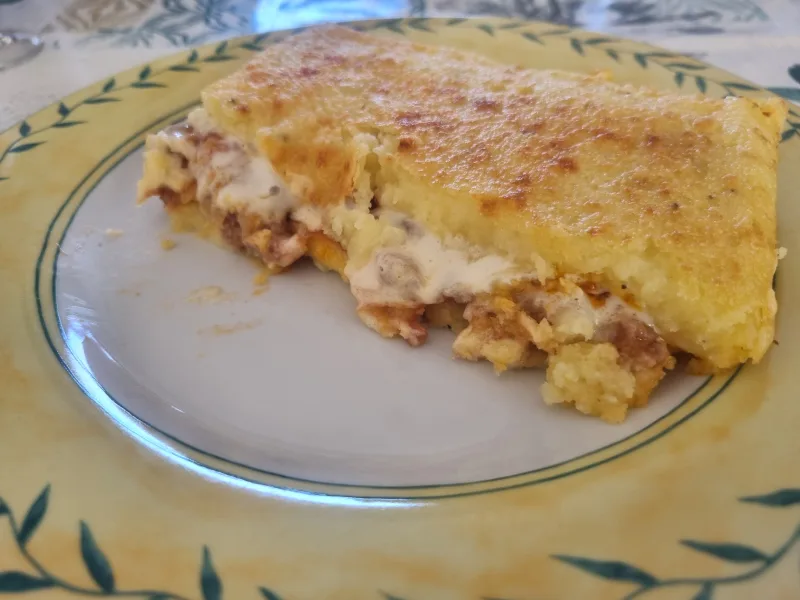 Pastel de patata y butifarra gratinado con queso