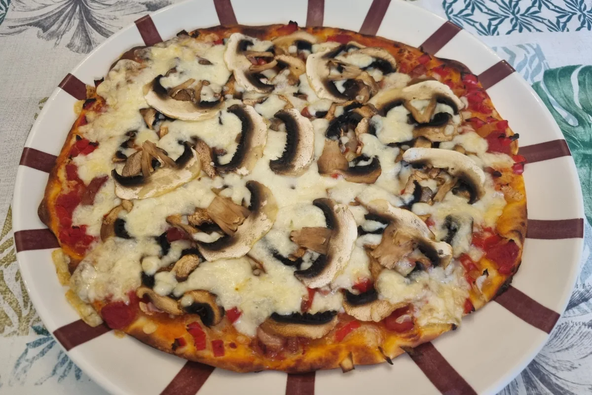Pizza de champiñones: crujiente, jugosa y lista en minutos