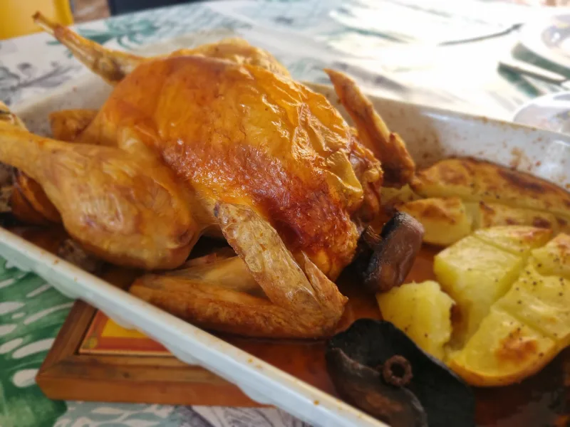 Pollo al horno con patatas y champiñones