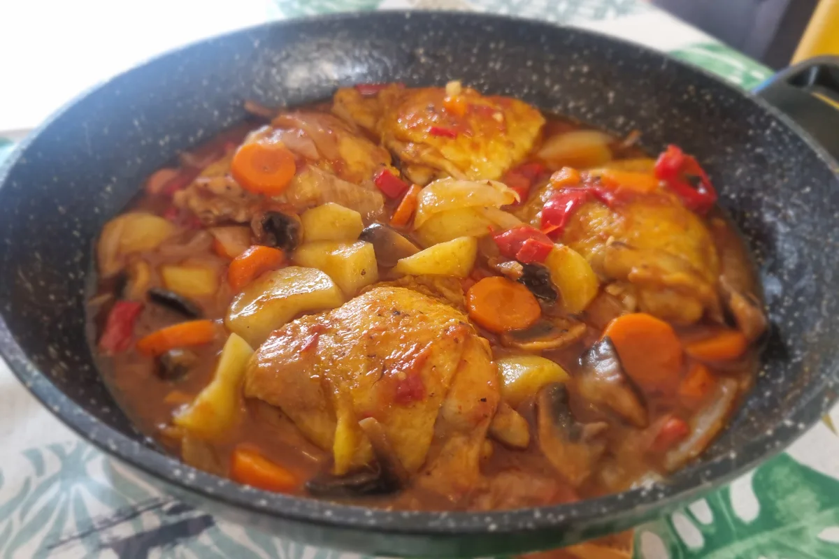 Pollo guisado con patatas: receta casera con verduras y coñac