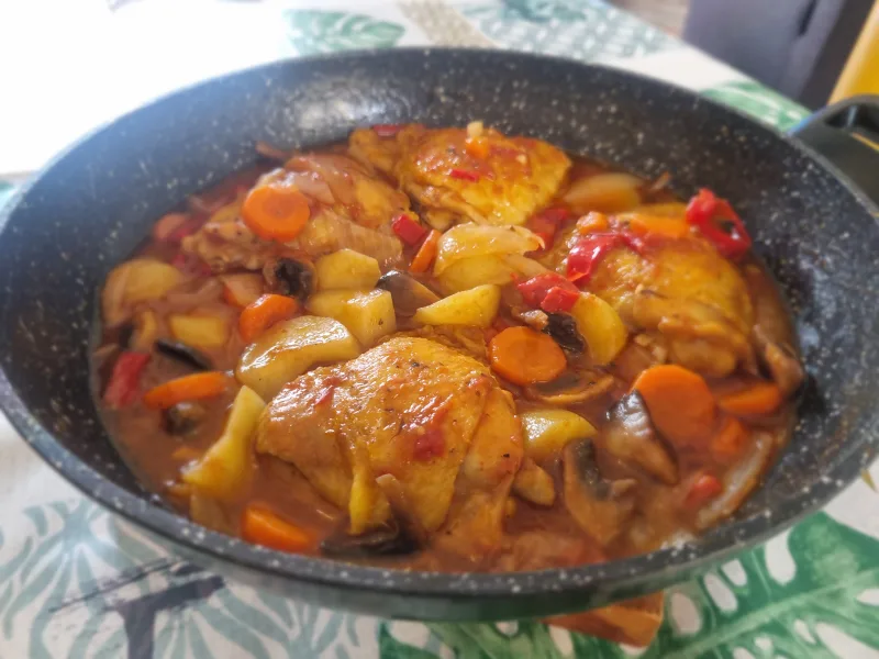 Pollo guisado con patatas: receta casera con verduras y coñac