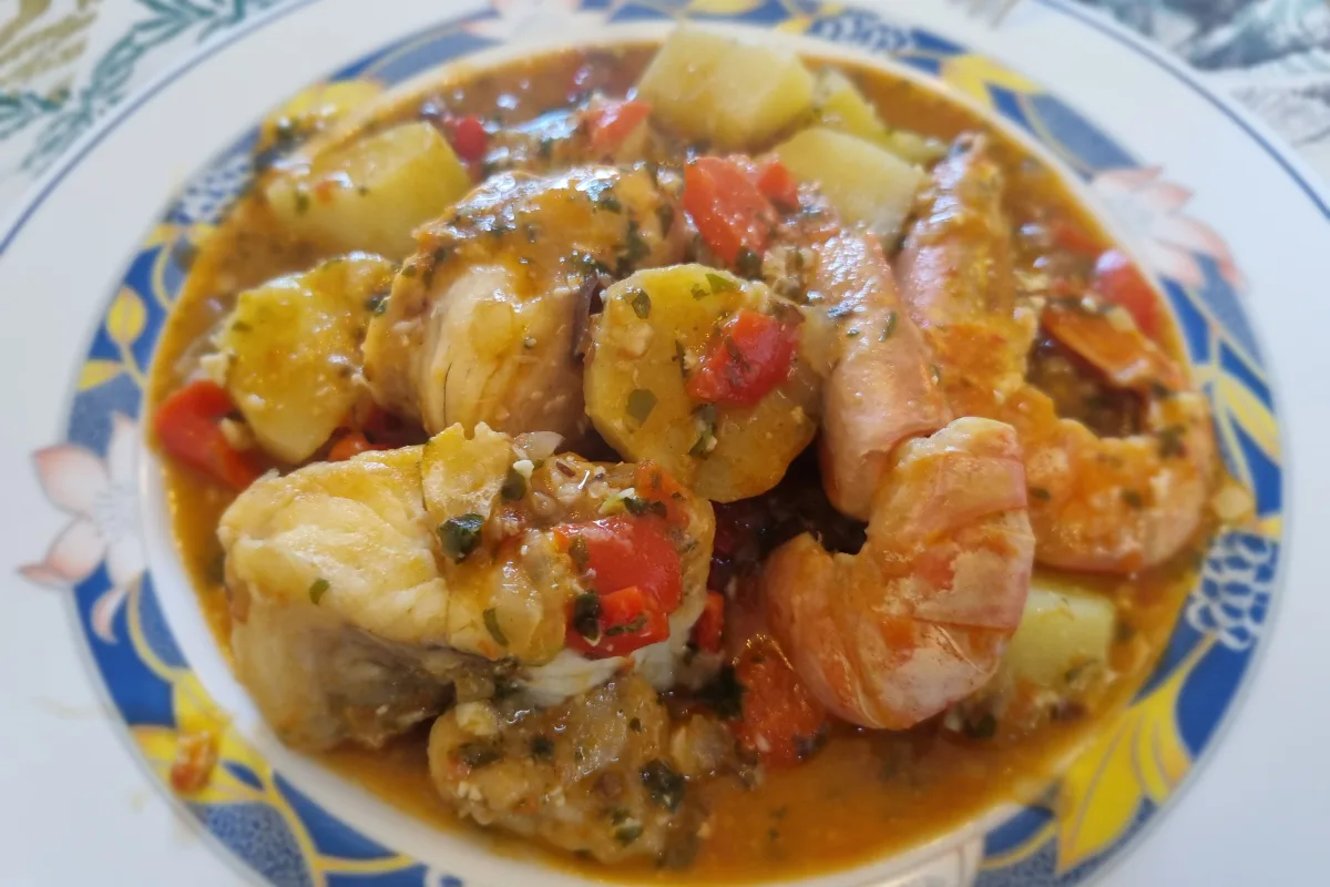 Rape a la marinera con gambas y picada de almendras
