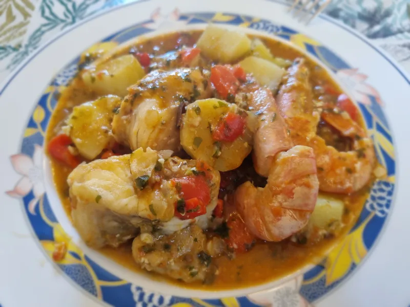 Rape a la marinera con gambas y picada de almendras