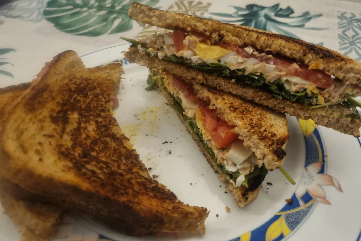 Sándwich de atún con huevo duro y rúcula, fácil y completo