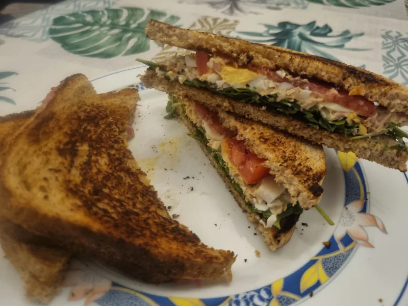 Sándwich de atún con huevo duro y rúcula, fácil y completo