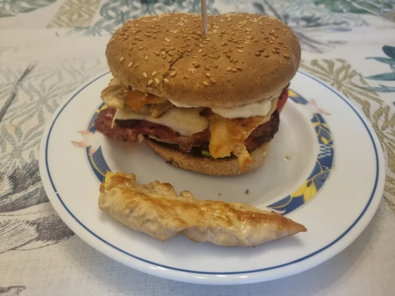 Sándwich de pollo con bacon crujiente, queso y aguacate