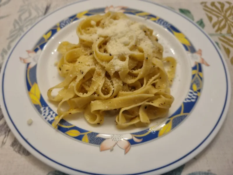 Tagliatelle con mantequilla, ajo y pecorino: cena rápida o entrante con mucho sabor