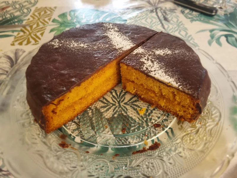 Tarta de chocolate y naranja: corte tierno y cobertura brillante