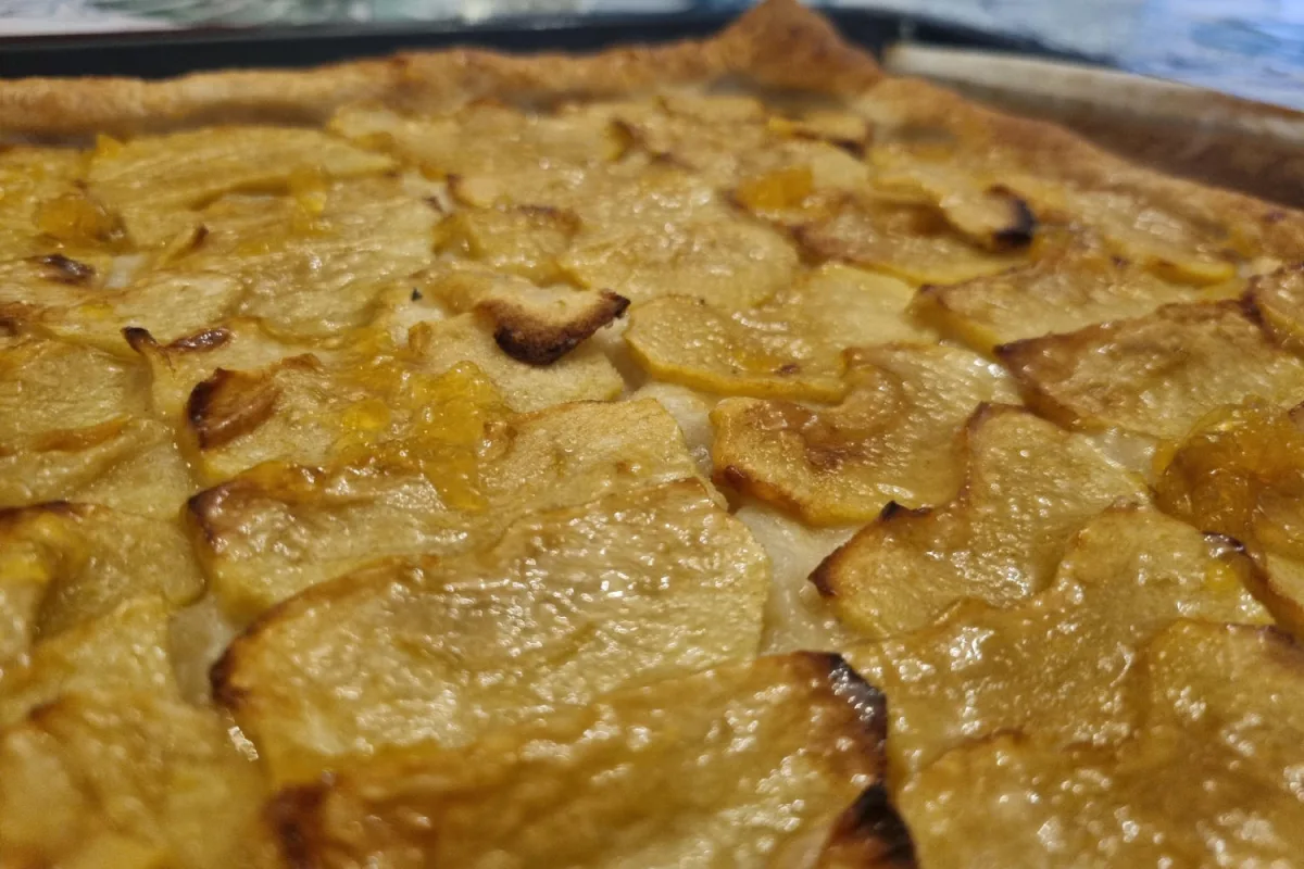 Tarta de manzana de hojaldre: el postre rápido que siempre triunfa