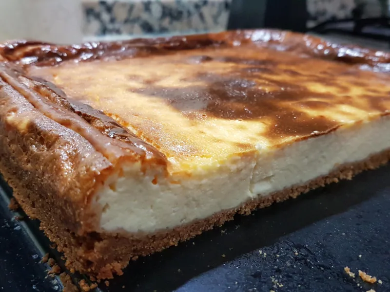 Tarta de queso cremosa al horno con base de galleta crujiente