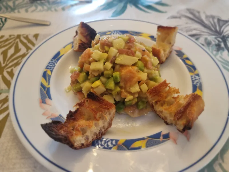 Tartar de salmón con aguacate y manzana para servir frío